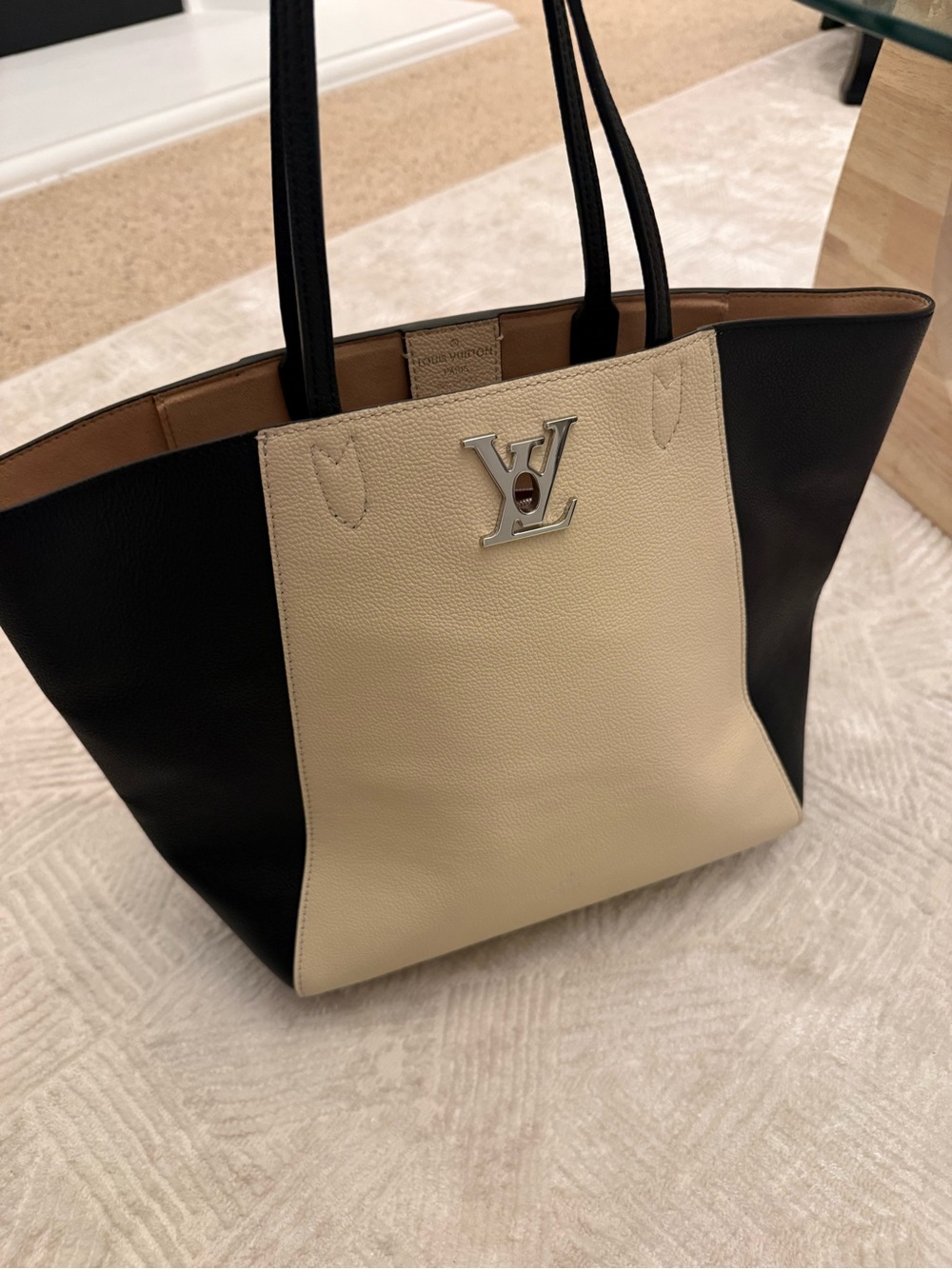 The Louis Vuitton Lockme Cabás Black and Beige crafted from soft calfskinleather - Picture 5 of 16